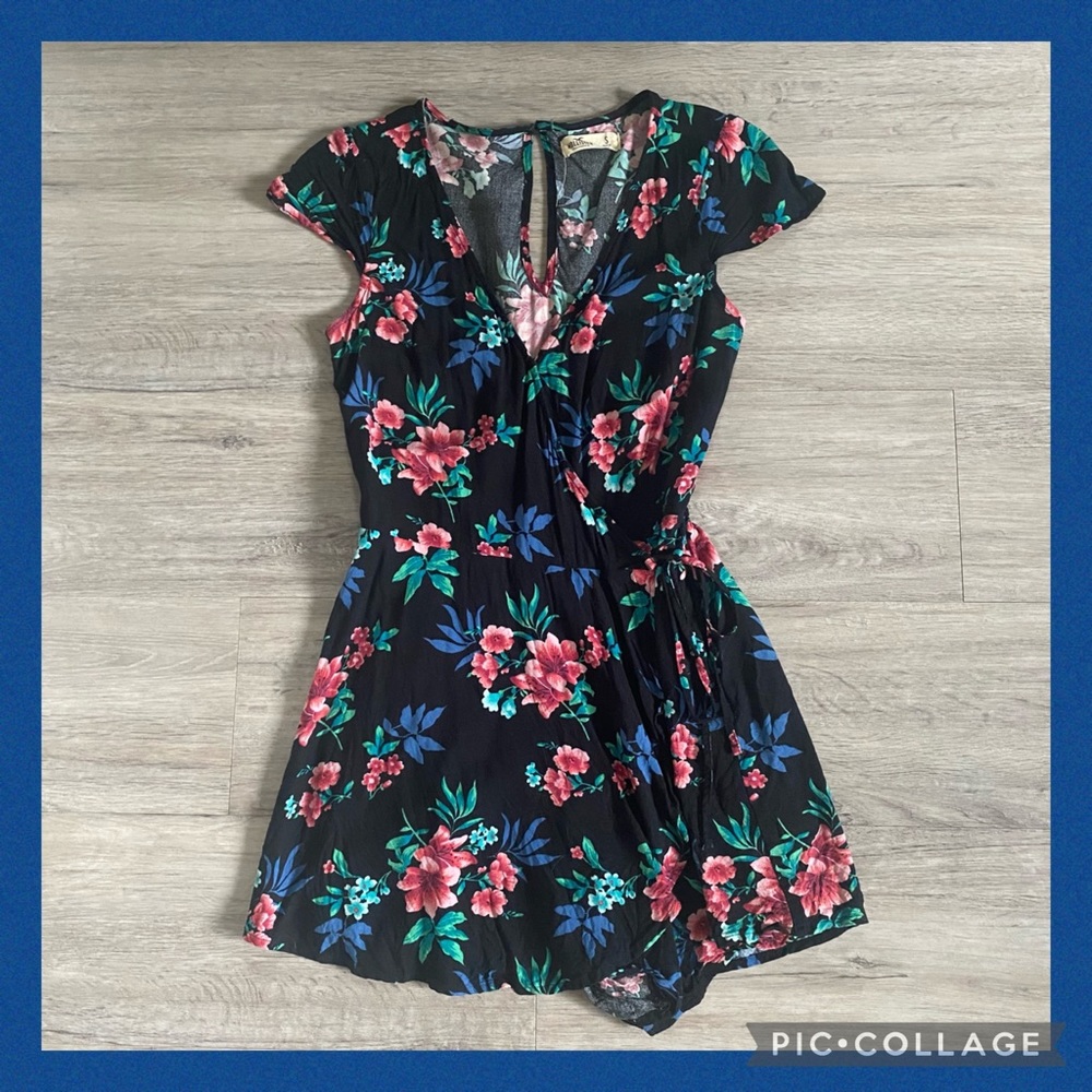 🌸HOLLISTER🌸 TROPICAL FLORAL ROMPER